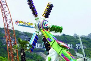 3月28日零點剛過幾分鐘，上海迪士尼6月16日開園日的門票就宣告售罄，巨大的訪問量一度導致票務系統(tǒng)出現(xiàn)間歇性故障，被網(wǎng)友調侃“激烈程度堪比春運”。網(wǎng)上甚至有“黃?！睂⒁粡堥_園門票炒到幾千元。