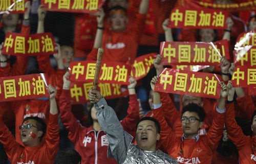 中國隊球迷在看臺上為球隊加油。新華社發(fā)