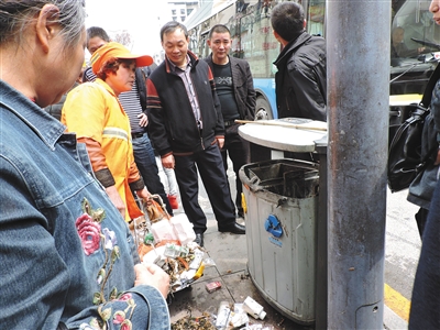 四川達(dá)州市通川區(qū)一垃圾桶，被搶槍支在此被找到。