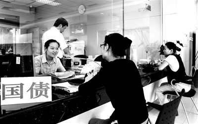 由于網(wǎng)銀和柜臺同時開售，部分銀行網(wǎng)點(diǎn)甚至來不及賣出一筆就發(fā)現(xiàn)額度全部被搶光供圖/視覺中國