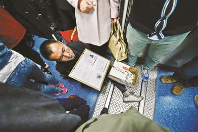 在賣藝時，李大鵬會把判決結(jié)果掛在胸前
