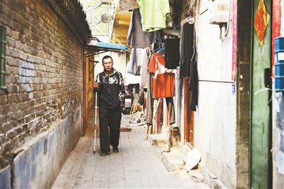 雖然曾被報道擁有兩套房產(chǎn)，李大鵬實際的租住地在一片棚戶區(qū)里