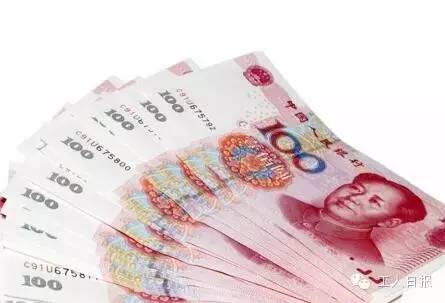 按照4月1日起上海執(zhí)行的月最低工資標(biāo)準(zhǔn)2190元計(jì)算，勞動(dòng)者在5月1日當(dāng)天加班，每天的加班工資至少有302元。如果3天都加班、不調(diào)休，加班工資至少有704元。