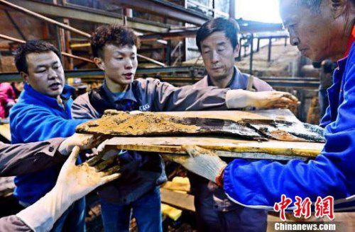圖為南昌西漢?；韬钅怪鳂∈铱脊虐l(fā)掘現(xiàn)場(chǎng)出土了一組漆器“屏風(fēng)”?！」?攝