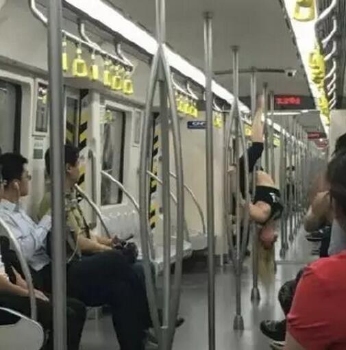女子在地鐵上跳鋼管舞。
