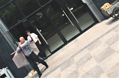 昨日11時(shí)許，新華聯(lián)國(guó)際公寓門口，一男子將電視等賭具轉(zhuǎn)移，后被警方控制