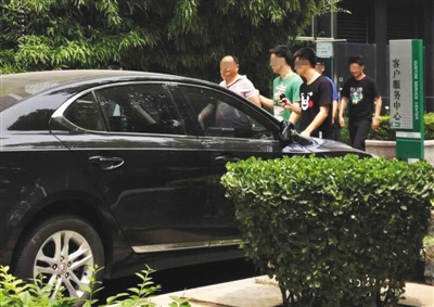 昨日下午，北京警方從新華聯(lián)國(guó)際公寓內(nèi)帶出一名男子
