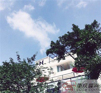 書店外觀設(shè)計感十足。