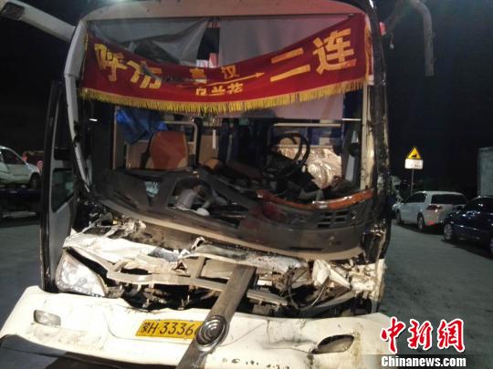 圖為載客大巴車，受損嚴(yán)重。