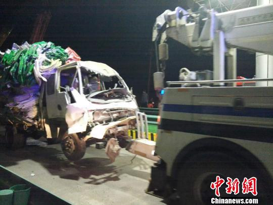 圖為事故清障車運送受損車輛。