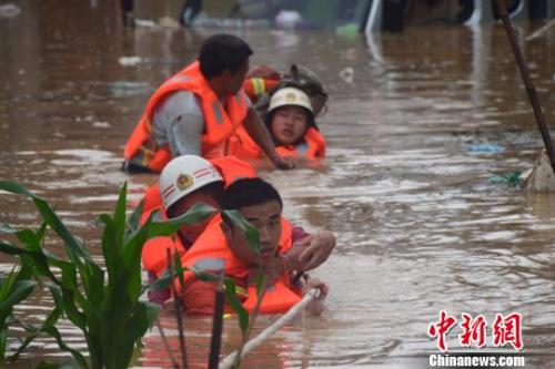 資料圖：6月20日，貴州省黔西南州暴雨成災(zāi)。圖為消防員抗洪救人?！∏髂舷?攝