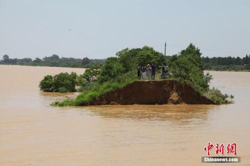 資料圖：6月21日，江西鄱陽縣濱田水庫泄洪道河堤(濱田河)潰口現(xiàn)場。 王劍 攝