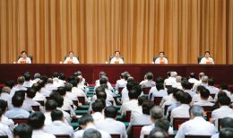 上圖為全省領(lǐng)導(dǎo)干部會議會場。 本報記者李聯(lián)軍攝