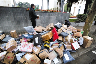 2015年11月19日，江蘇省南京市，河海大學(xué)校園外的路上大堆的快遞。圖/視覺中國