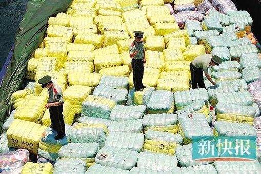 邊防官兵正在檢查截獲的走私舊衣物。 通訊員供圖
