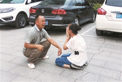一位來(lái)自山西的父親，在燕郊找到陷入傳銷組織的女兒，當(dāng)街痛哭，求女兒回家