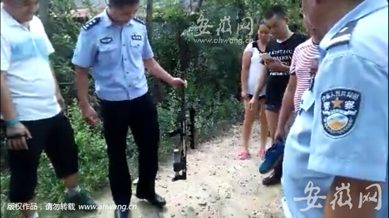 警方在案發(fā)地附近找到的槍支。
