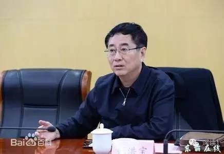 通報(bào)指出，張洪寶眼看著幾年前還不知名的個(gè)體老板搖身一變成為大企業(yè)家，心里既艷羨又發(fā)酸，滋生了“我為他們贏得了好的發(fā)展機(jī)遇，收些款物就權(quán)當(dāng)是對(duì)我這些年辛勤工作的一種補(bǔ)償”的念頭。于是他開(kāi)始熱衷于與身邊的企業(yè)老板拉拉扯扯、勾肩搭背，剛開(kāi)始只是幾頓飯、幾張卡，日積月累，越陷越深，不給錢(qián)不辦事，給了錢(qián)才辦事，在東麗人稱(chēng)
