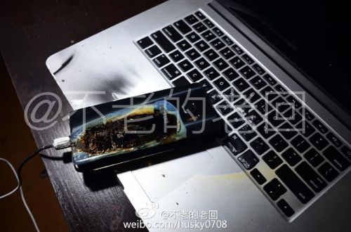 根據(jù)圖片來看，蘋果MacBook Pro筆記本觸控面板左邊部分被熏黑，而且該網(wǎng)友也提供了充電設(shè)備，就是三星Note 7原裝充電器。