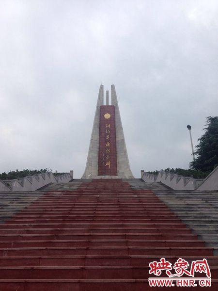 桐柏是革命老區(qū)，英雄紀(jì)念碑位于南端翠屏山上。