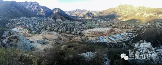 河北淶水“青青小鎮(zhèn)”1-6期全景圖，上百棟別墅組成的別墅群依山而建。部分山體被炸平，準(zhǔn)備建起聯(lián)排雙拼別墅。    新京報記者 大路 攝