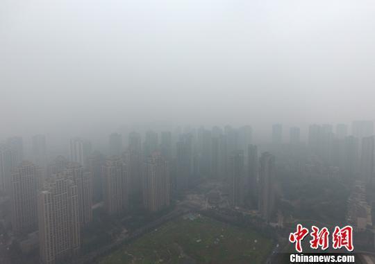  1月5日，重慶主城上空一片灰蒙蒙。