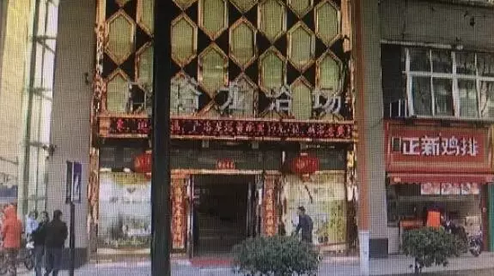 張阿姨說，附近柜臺(tái)一名工作人員，說什么也不讓她在這塊走廊哄孫女，幾句不和，雙方吵了起來。