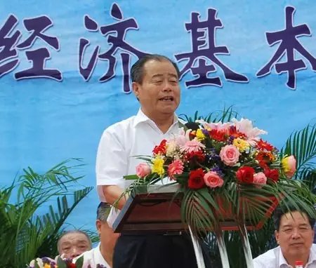 信發(fā)集團發(fā)展成為一家集發(fā)電、供熱、氧化鋁、電解鋁、碳素、燒堿、聚氯乙烯、電石、鋁深加工等產(chǎn)業(yè)于一體的現(xiàn)代化大型企業(yè)集團，位于山東聊城茌平縣。2016年10月，信發(fā)集團董事局主席張學信在接受山東商報采訪時表示，44年企業(yè)沒有一名員工離職。