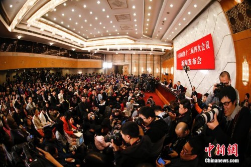 資料圖：2016年3月2日，全國政協(xié)十二屆四次會議新聞發(fā)布會在北京人民大會堂舉行，大會新聞發(fā)言人王國慶回答記者提問。 中新社記者 杜洋 攝