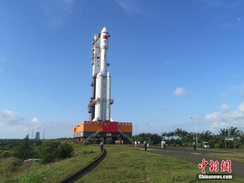 4月17日7時(shí)30分，承載著長(zhǎng)征七號(hào)遙二運(yùn)載火箭與天舟一號(hào)貨運(yùn)飛船組合體的活動(dòng)發(fā)射平臺(tái)，垂直轉(zhuǎn)運(yùn)至發(fā)射區(qū)，標(biāo)志著“天舟一號(hào)”飛行任務(wù)正式進(jìn)入發(fā)射階段。閆寧 攝