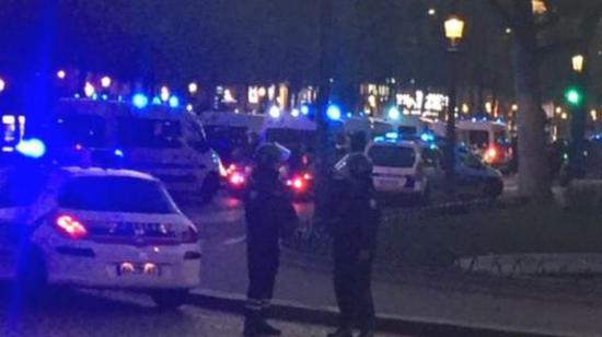 據(jù)英國(guó)廣播公司（BBC）消息，巴黎警方稱，巴黎中部發(fā)生槍擊事件，一名警察死亡，另一名受傷。