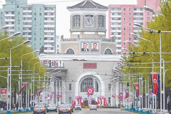 4月25日是朝鮮人民軍建軍85周年紀念日。圖為24日的平壤街頭。