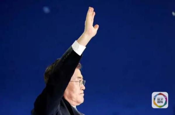 目前民調(diào)領(lǐng)先的共同民主黨候選人文在寅方面當(dāng)天上午表示，強(qiáng)行在星州部署“薩德”的做法“無視國民意愿和程序”，實(shí)際上切斷了下屆政府針對“薩德”相關(guān)政策的判斷余地。