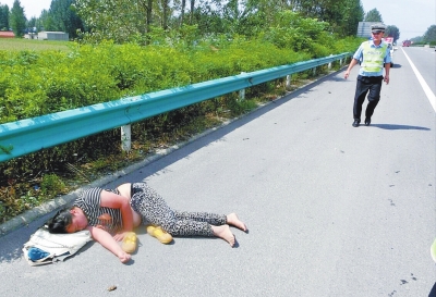 險！一女子躺高速路上睡大覺 漯河交警忙轉(zhuǎn)移保安全