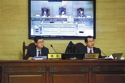“小黃車”的商標(biāo)所有人“數(shù)人公司”代理律師稱，“ofo小黃車”侵犯了“小黃車”的注冊商標(biāo)。