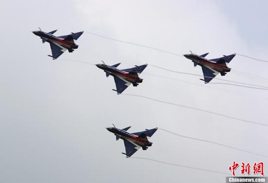 資料圖：殲-10表演機。<a target='_blank'  _fcksavedurl='http://www.chinanews.com/' _fcksavedurl='http://www.chinanews.com/'>中新社</a>發(fā) 申進科 攝