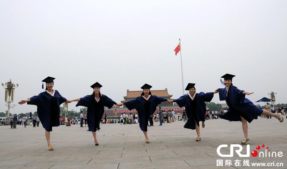 幾名打?qū)W生天安門廣場(chǎng)創(chuàng)意留影。圖片來(lái)源：金聞/CFP