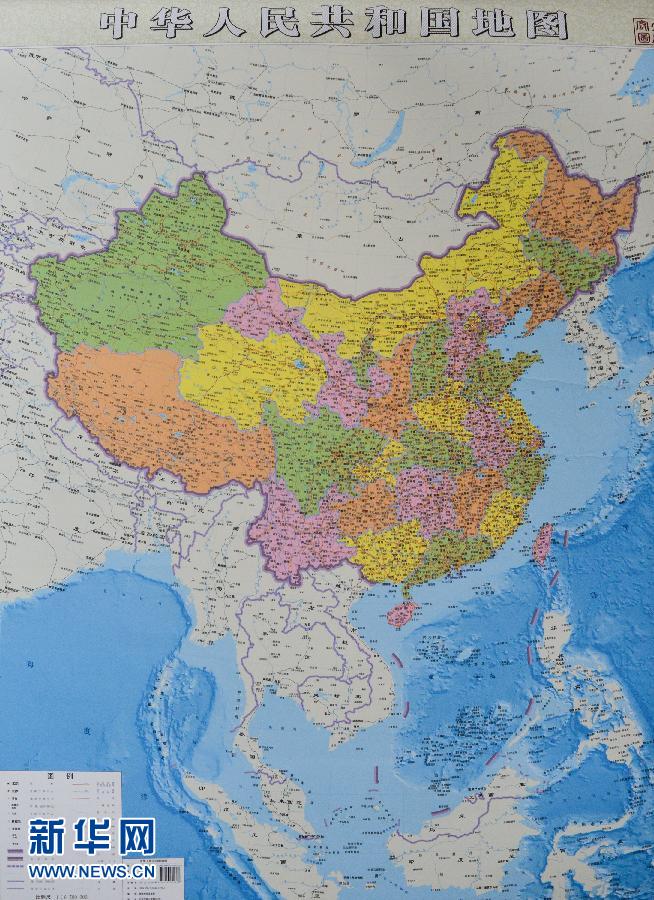 這是6月23日拍攝的豎版《中華人民共和國(guó)地圖》。