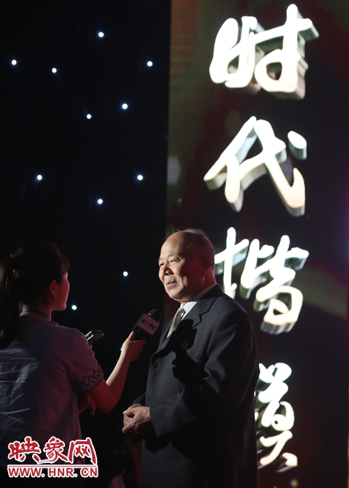 河南鄧州“編外雷鋒團(tuán)”團(tuán)長(zhǎng)宋清梅，在“時(shí)代楷模”發(fā)布廳接受中央媒體現(xiàn)場(chǎng)采訪。