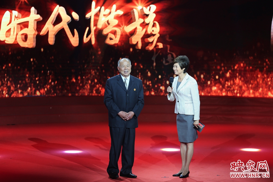 河南鄧州“編外雷鋒團(tuán)”團(tuán)長(zhǎng)，在“時(shí)代楷?！卑l(fā)布廳接受敬一丹訪問。