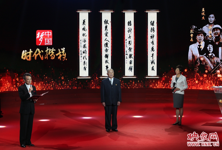 朗誦者現(xiàn)場(chǎng)朗誦贊河南鄧州“編外雷鋒團(tuán)”的楹聯(lián)。