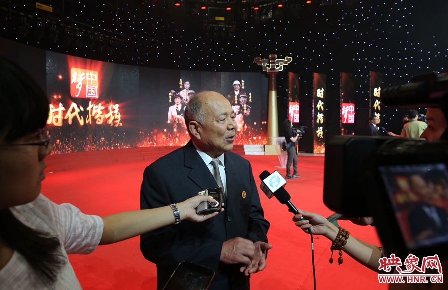 河南鄧州“編外雷鋒團(tuán)”團(tuán)長(zhǎng)宋清梅接受媒體采訪。