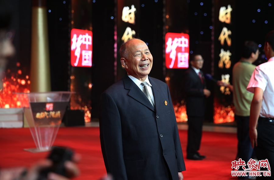 河南鄧州“編外雷鋒團(tuán)”被中宣部授予“時(shí)代楷?！睒s譽(yù)稱號(hào)，團(tuán)長(zhǎng)宋清梅非常激動(dòng)和高興。