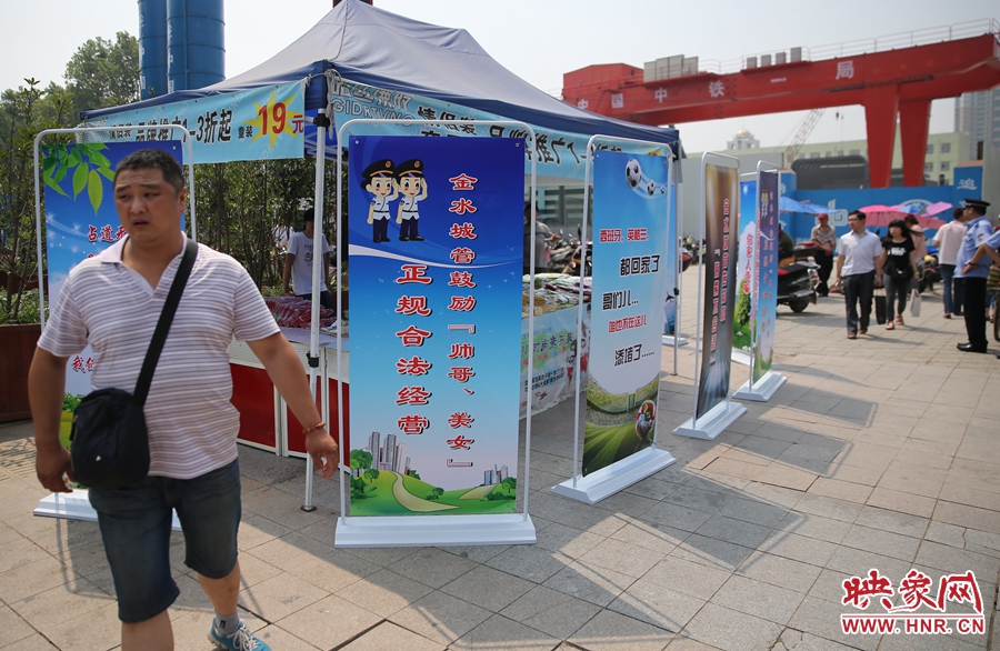 攤位被“圍觀”后，沒有一單生意，過往市民叫好。