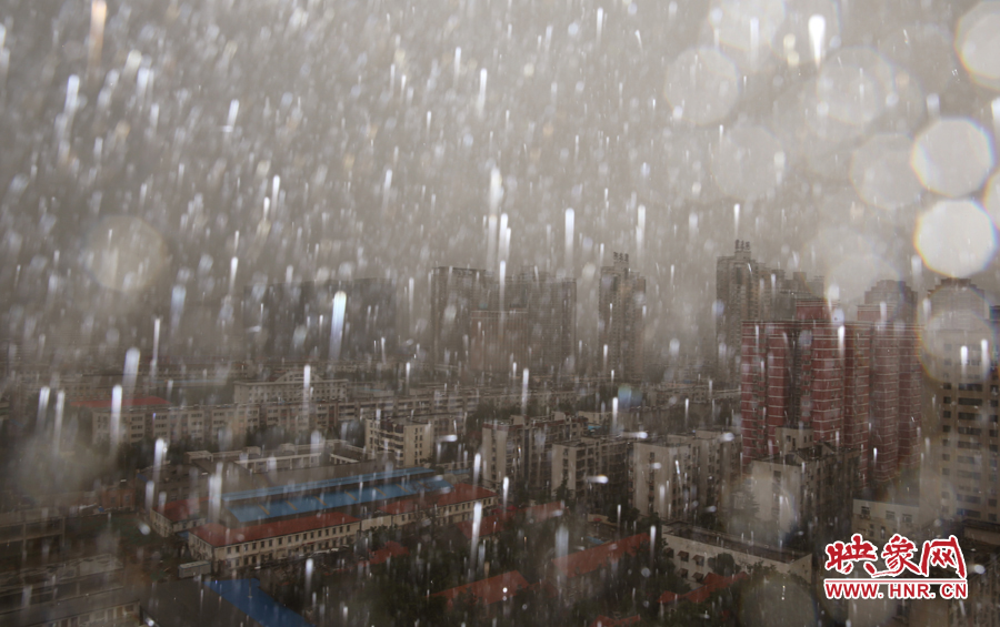 17時(shí)25分,鄭州強(qiáng)降雨,紫荊山附近的市民真切地感受到了什么叫大雨傾盆。