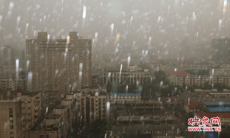 17時(shí)25分,鄭州強(qiáng)降雨,紫荊山附近的市民真切地感受到了什么叫大雨傾盆。