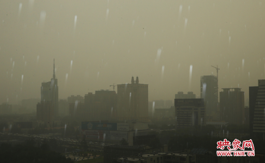 17時(shí)29分,鄭州強(qiáng)降雨,紫荊山附近的市民真切地感受到了什么叫大雨傾盆。