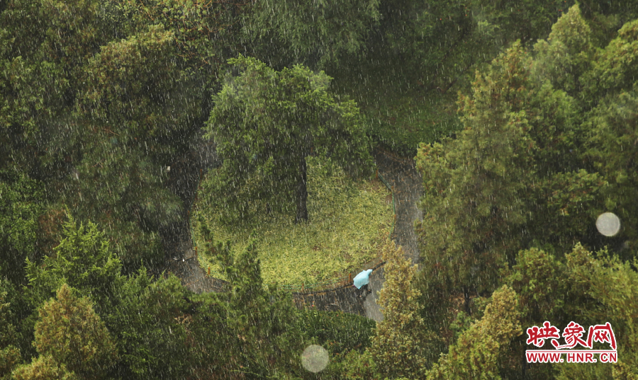 17時(shí)25分,鄭州強(qiáng)降雨,紫荊山附近的市民真切地感受到了什么叫大雨傾盆。