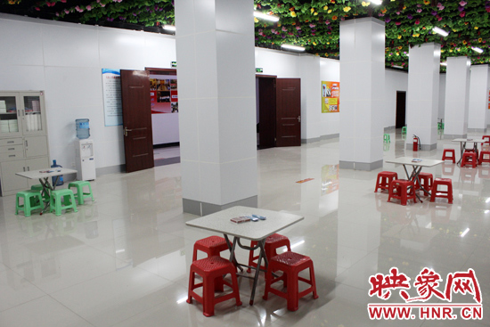 為了給市民納涼避暑創(chuàng)造舒適的環(huán)境，今年鄭州市人防辦加大了投入，對(duì)納涼點(diǎn)進(jìn)行了升級(jí)改造