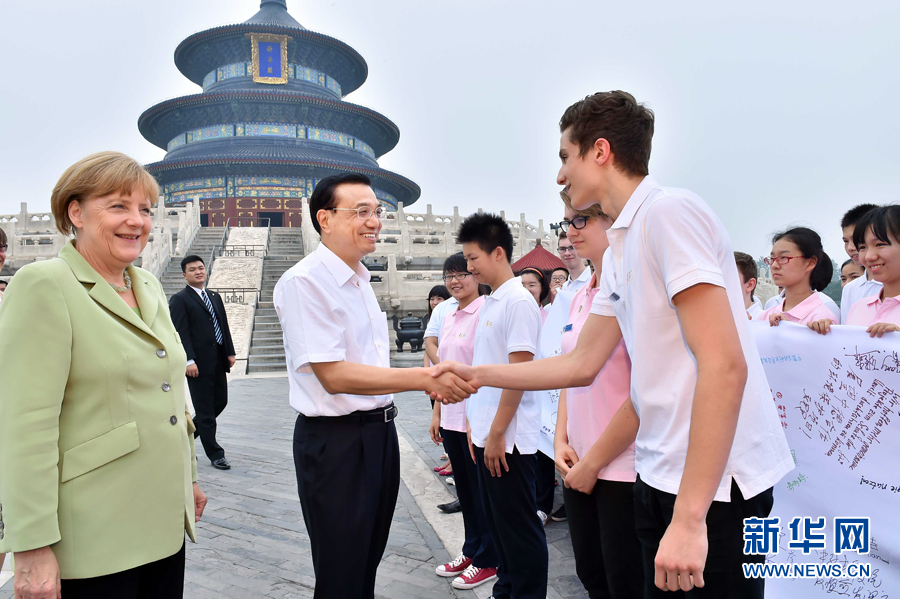 李克強(qiáng)同默克爾與青少年代表親切交流。
